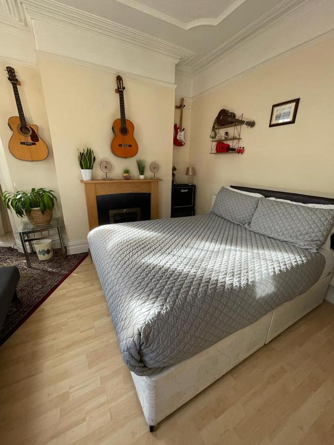 Room In Family Home Near Penny Lane Liverpool Eksteriør billede
