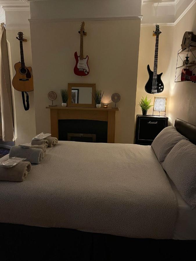 Room In Family Home Near Penny Lane Liverpool Eksteriør billede