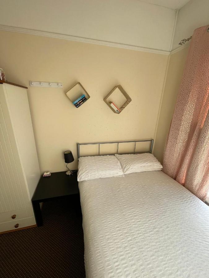 Room In Family Home Near Penny Lane Liverpool Eksteriør billede